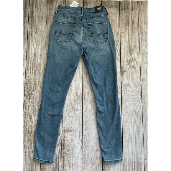 Women's size 2 (w-26) Super Skinny Highrise Levi Jeans - Picture 9 of 10